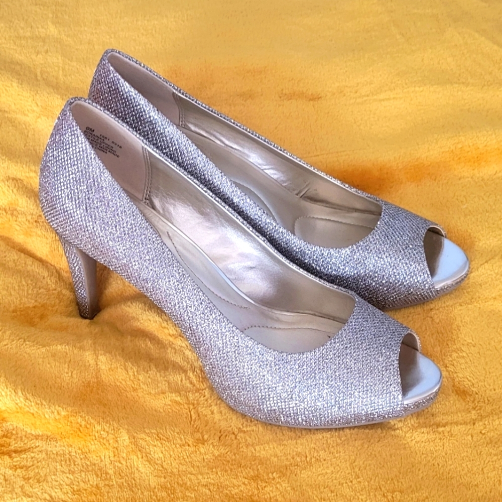 Bandolino silver sparkly open toe 3" heel pump size 9